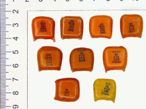 Конденсаторы КМ рыжие группы Н90 1М5, 2М2